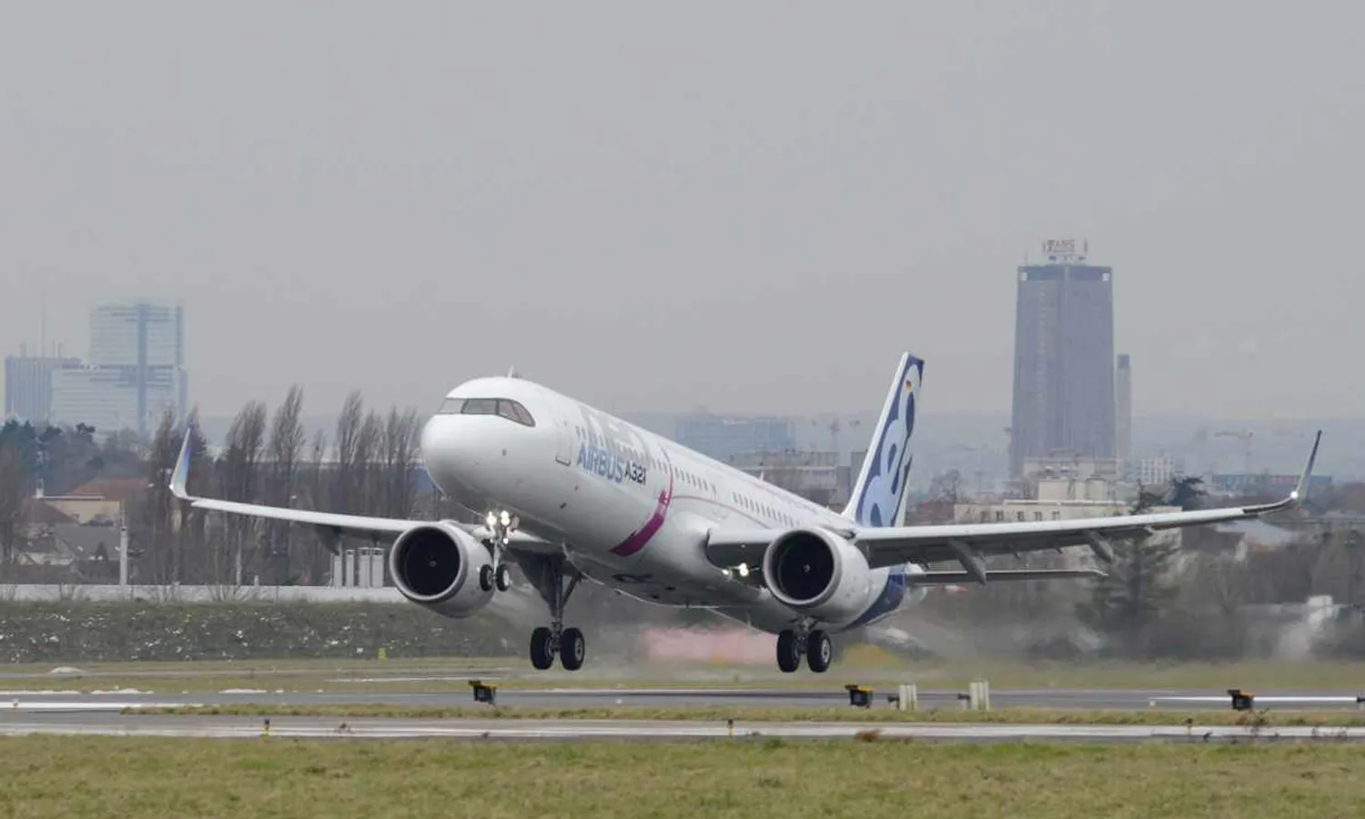A321LR takes off from Le Bourget (Airbus)