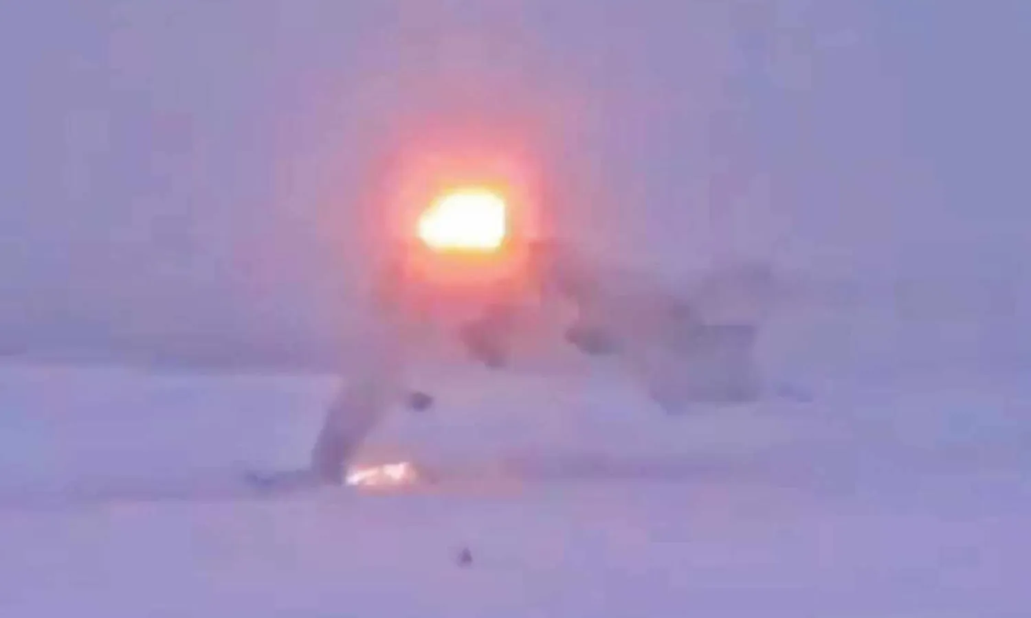 Moment when the Tupolev Tu-22M3 bomber crashes on the runway (Youtube)