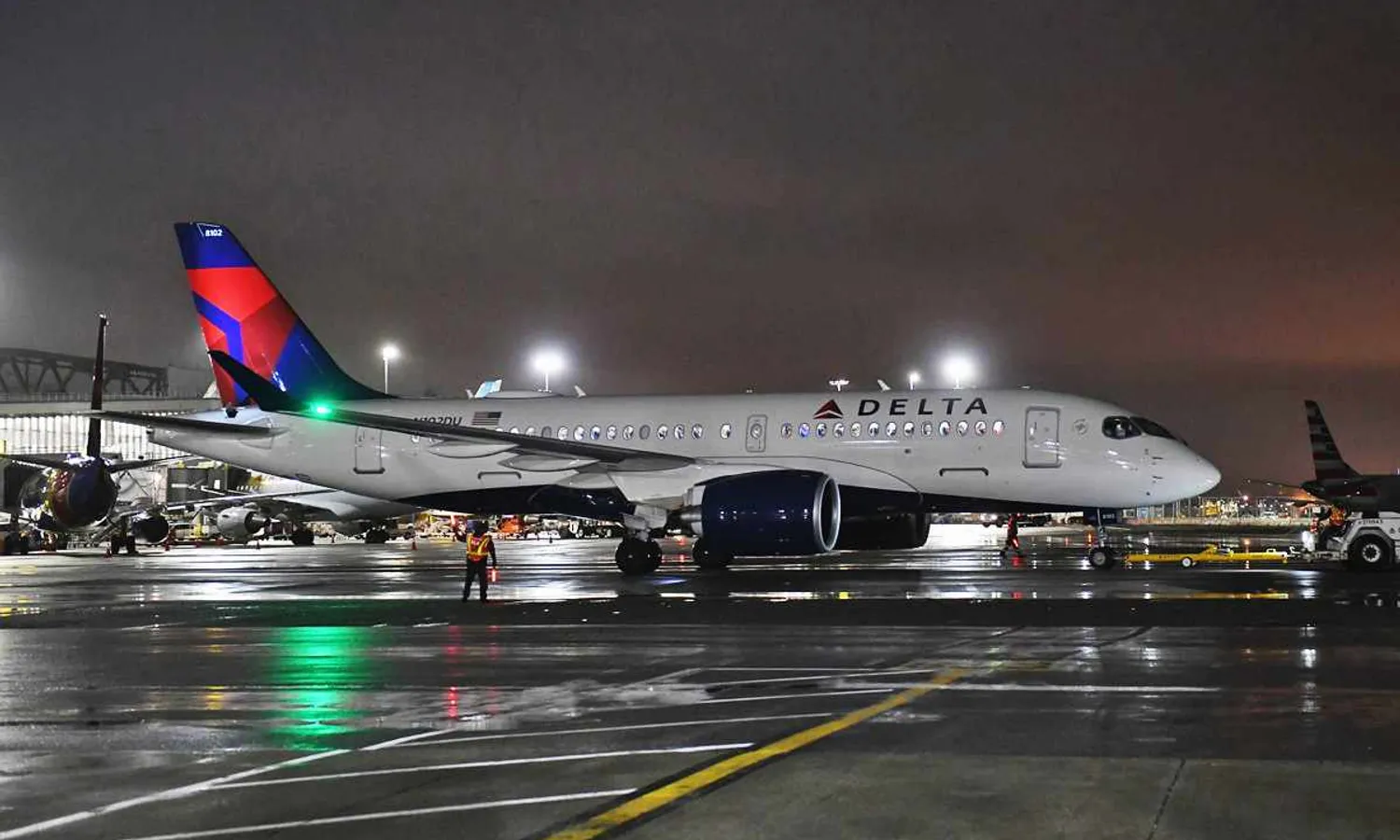 Delta A220 prepares for first flight in La Guardia