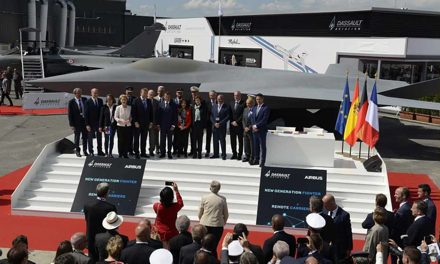 French, German and Spanish authorities in front of the mockup of the NGF (Dassault)