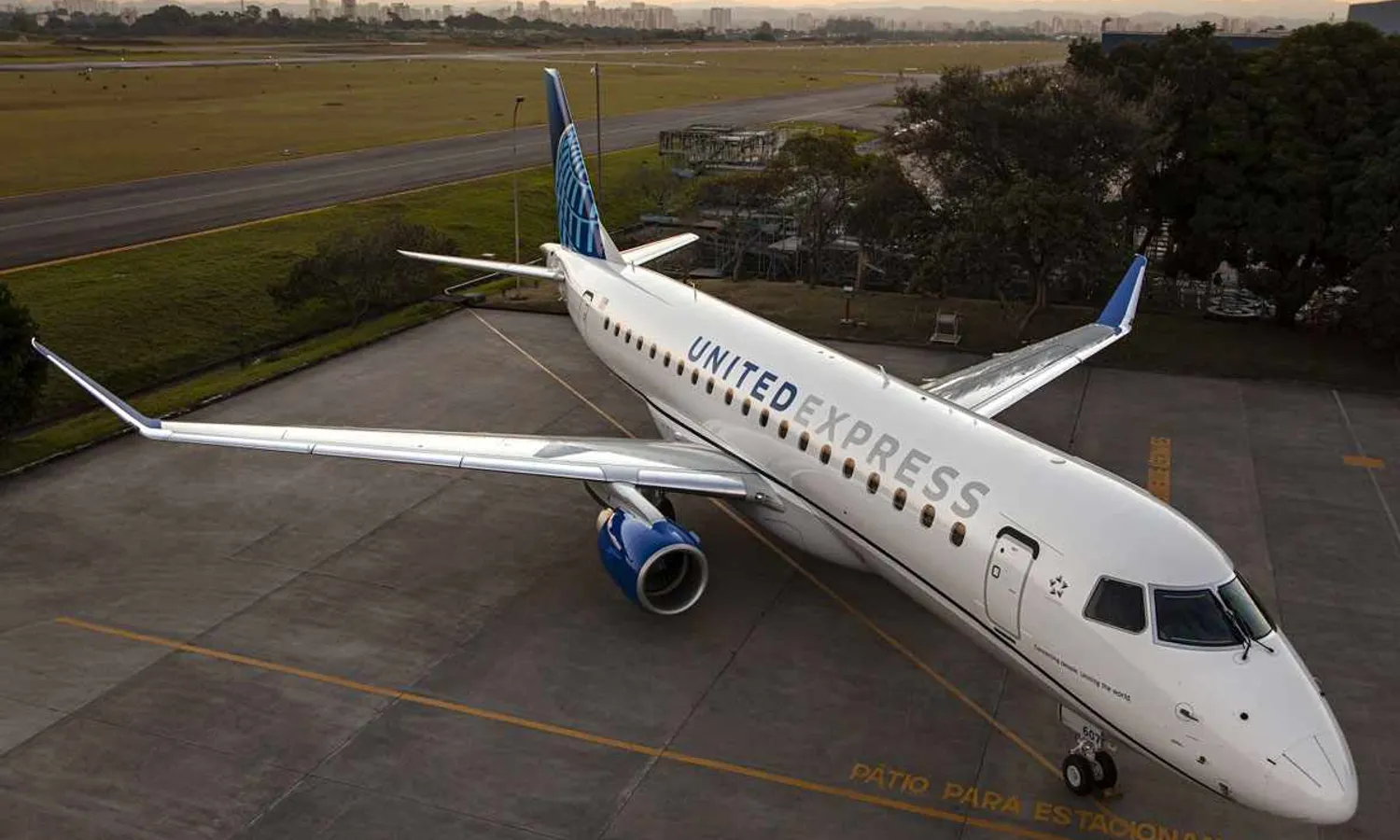 United Express Embraer E175 (Embraer)
