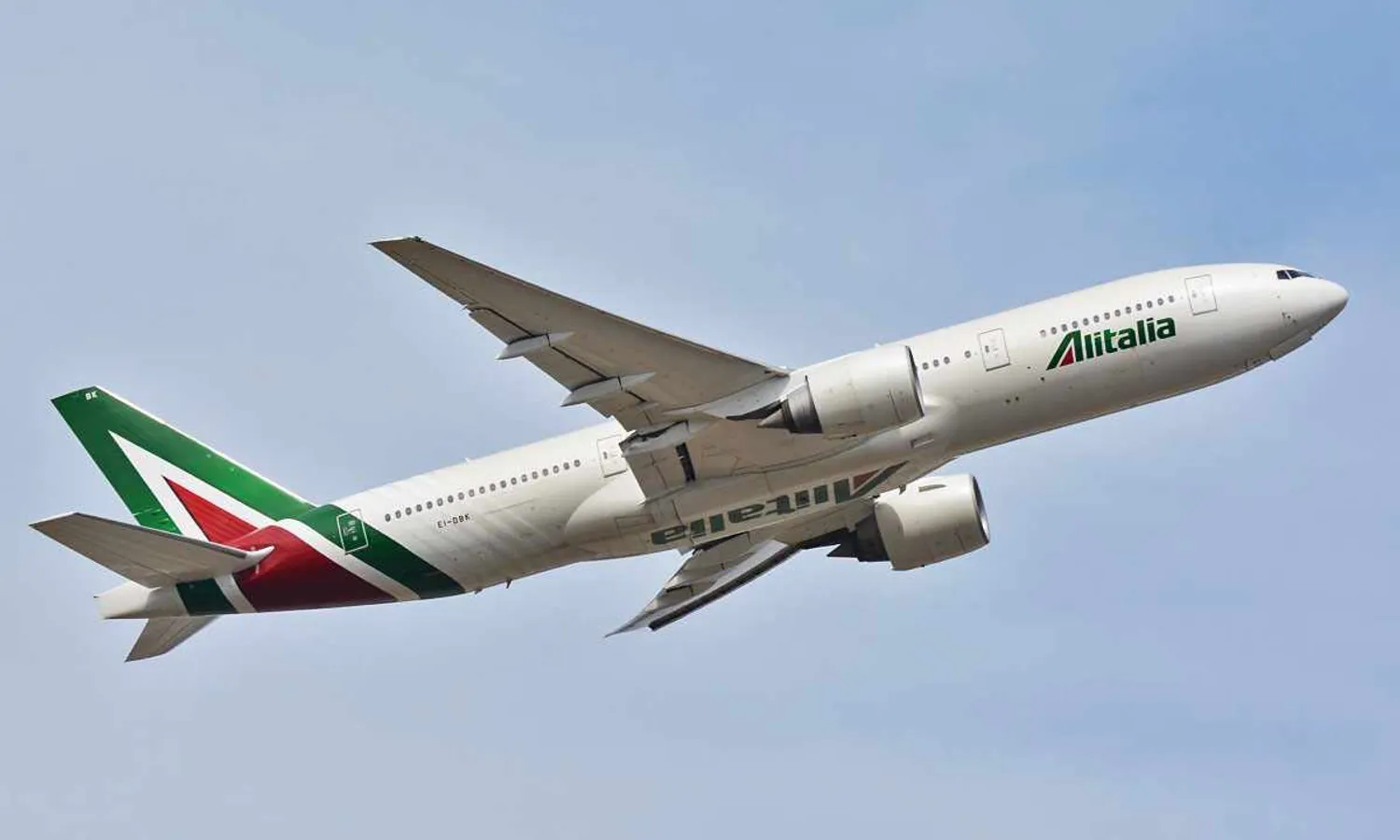 Alitalia's Boeing 777-200ER: consortium including Delta and Benneton group company to take over, but control will remain in government (Masakatsu Ukon/Wikimedia)