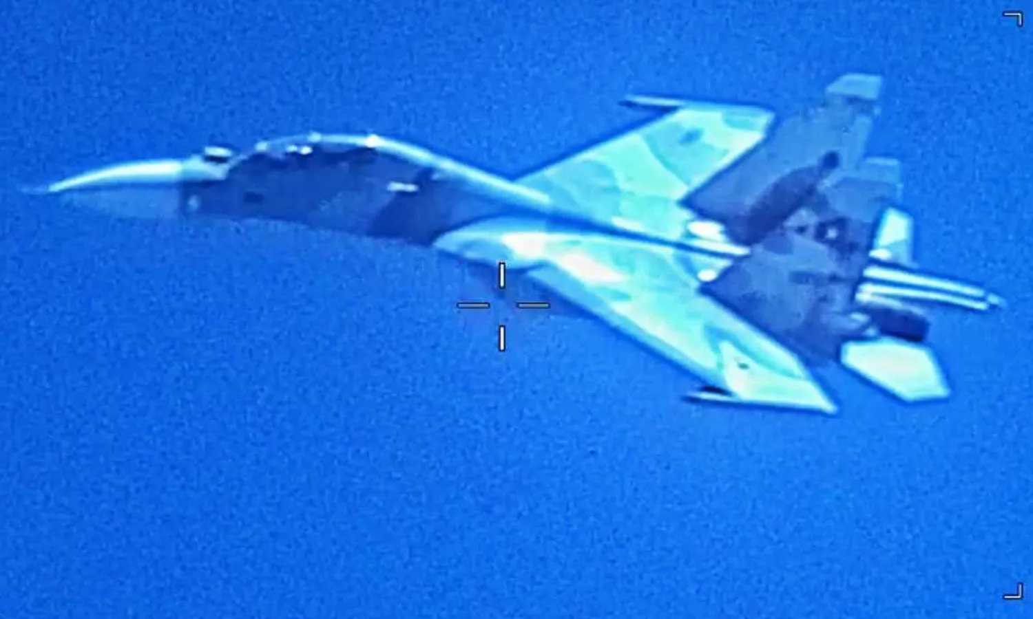 Image of the Venezuelan Su-30 flying next to the US Navy's EP-3 (DOD)