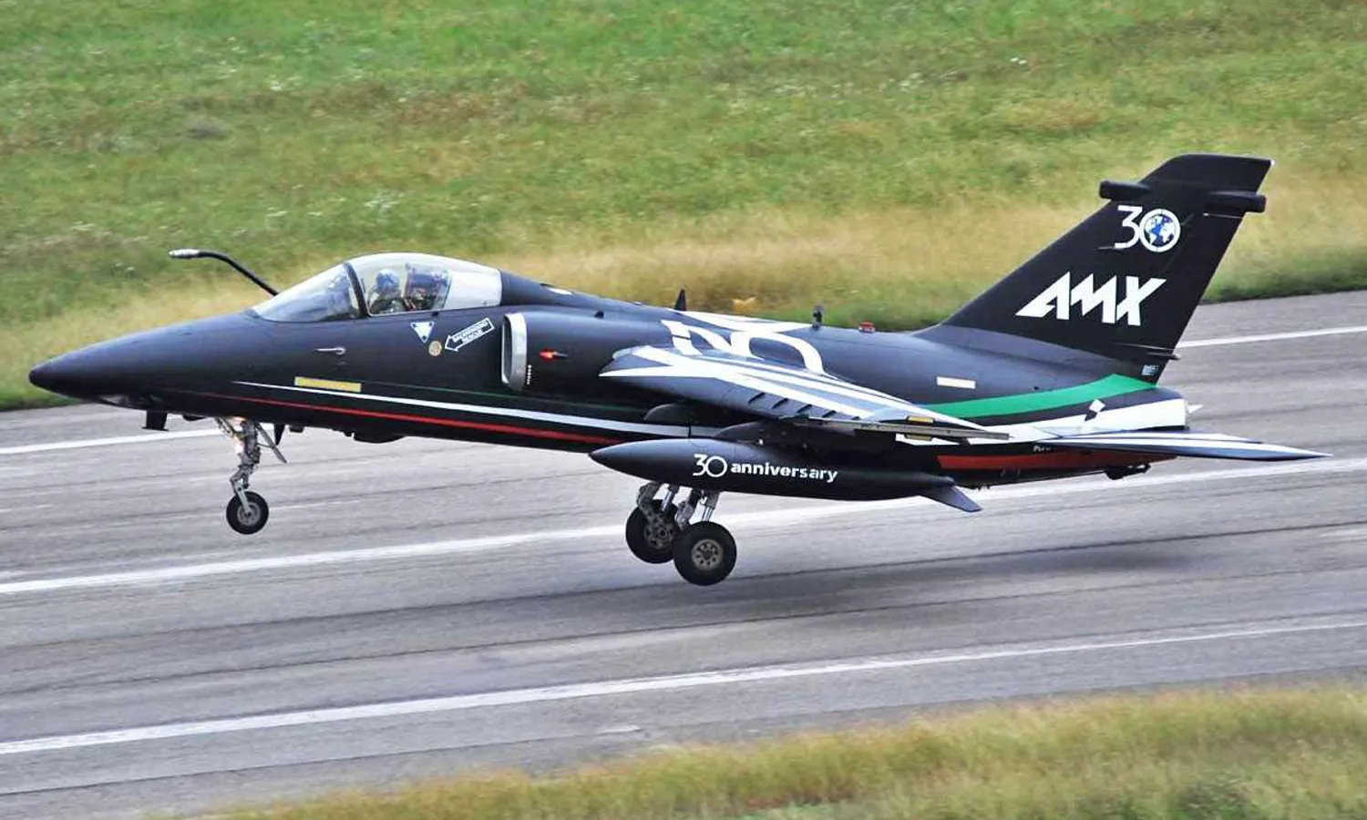 One of the AMX fighter with allusive paint at 30 years in service (AM)