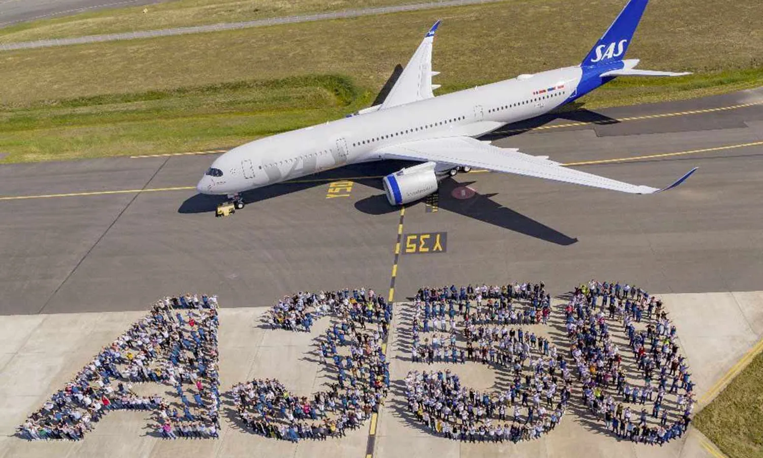 The first SAS A350 with the new livery in Toulouse (Airbus)