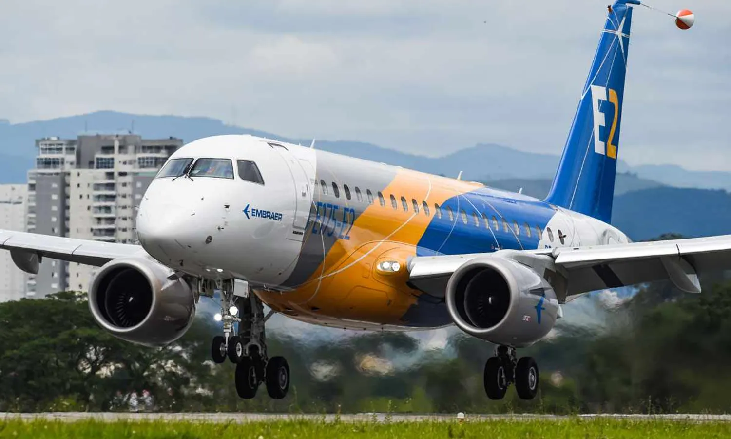The E175-E2 takes off for its maiden flight: no customers (Embraer)