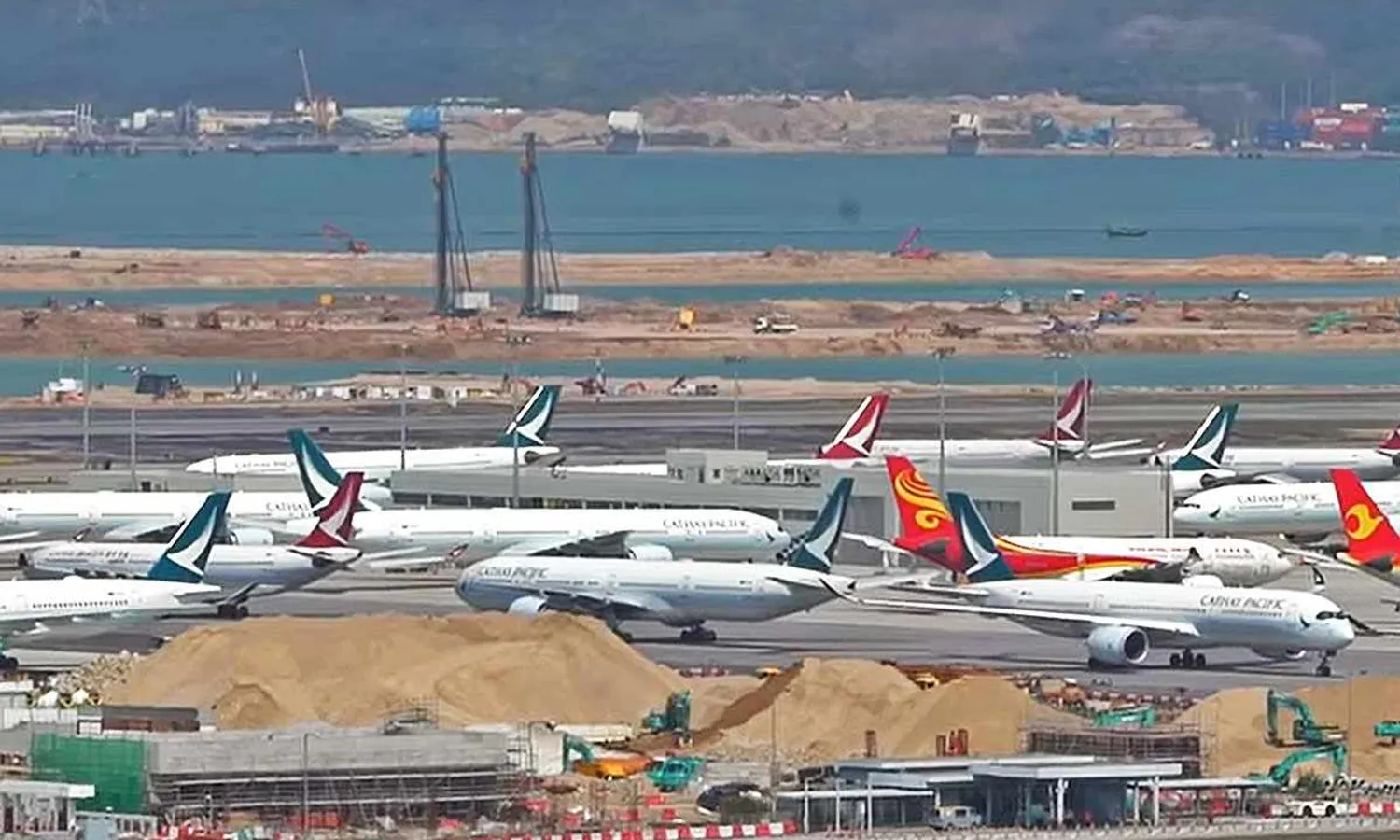 Airplanes grounded at Hong Kong airport: steep drop in flights