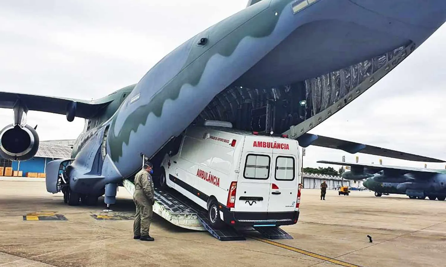 The KC-390 transported an ambulance and medical supplies in Brazil (FAB)