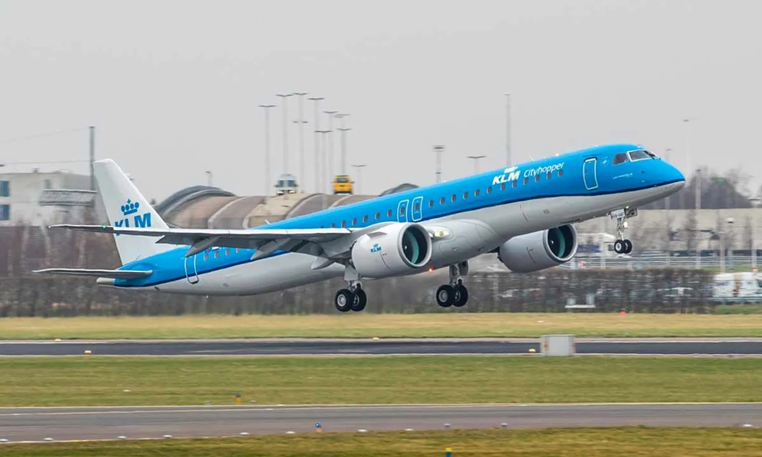 The first KLM E195-E2 took off from Schipol Airport to Warsaw (Mark Wagtendonk)