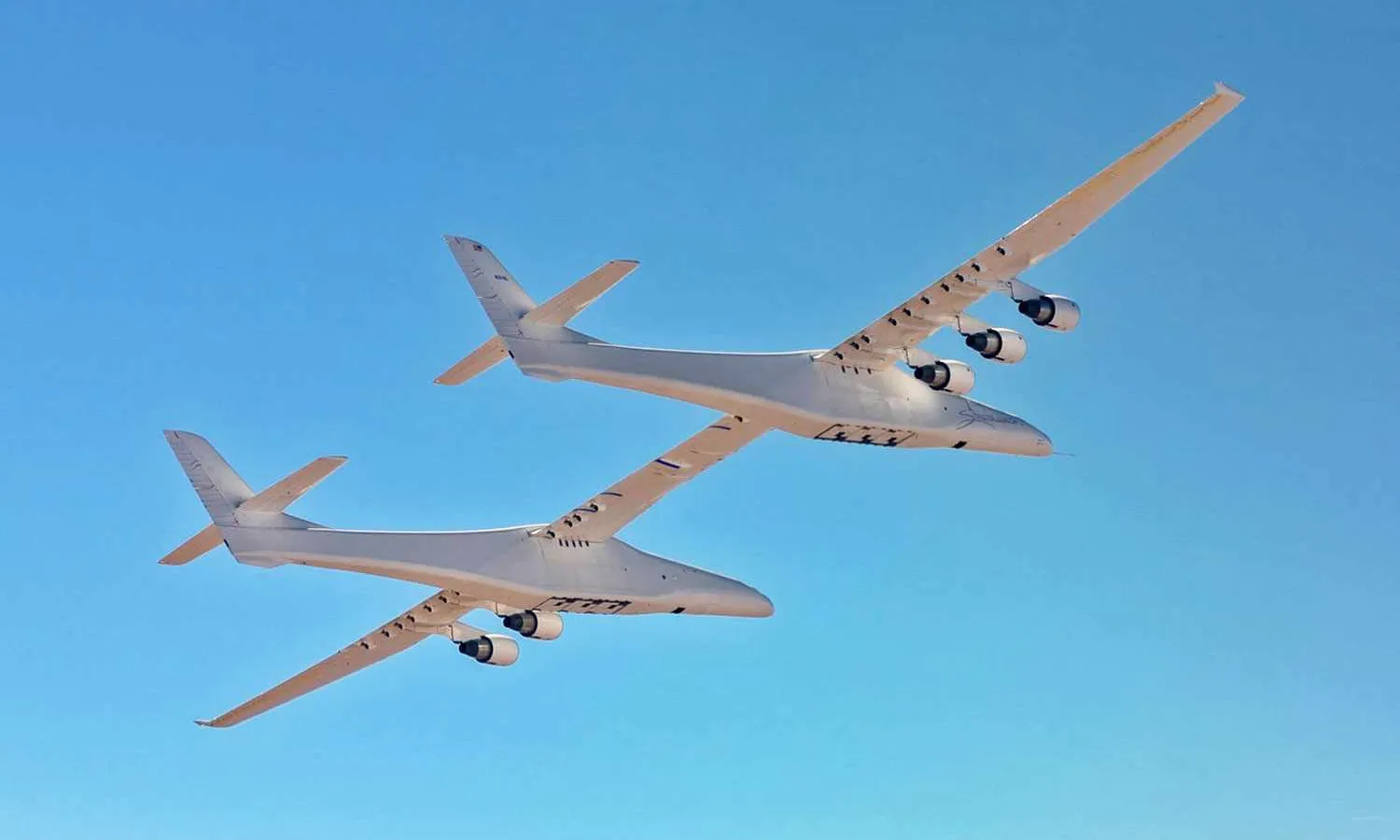 Roc aircraft with the landing gear retracted (Stratolaunch)
