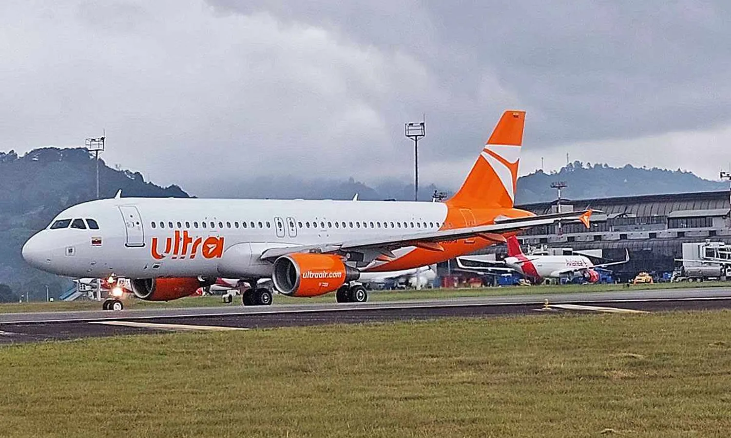 Ultra Air A320 (Medellin Airport)