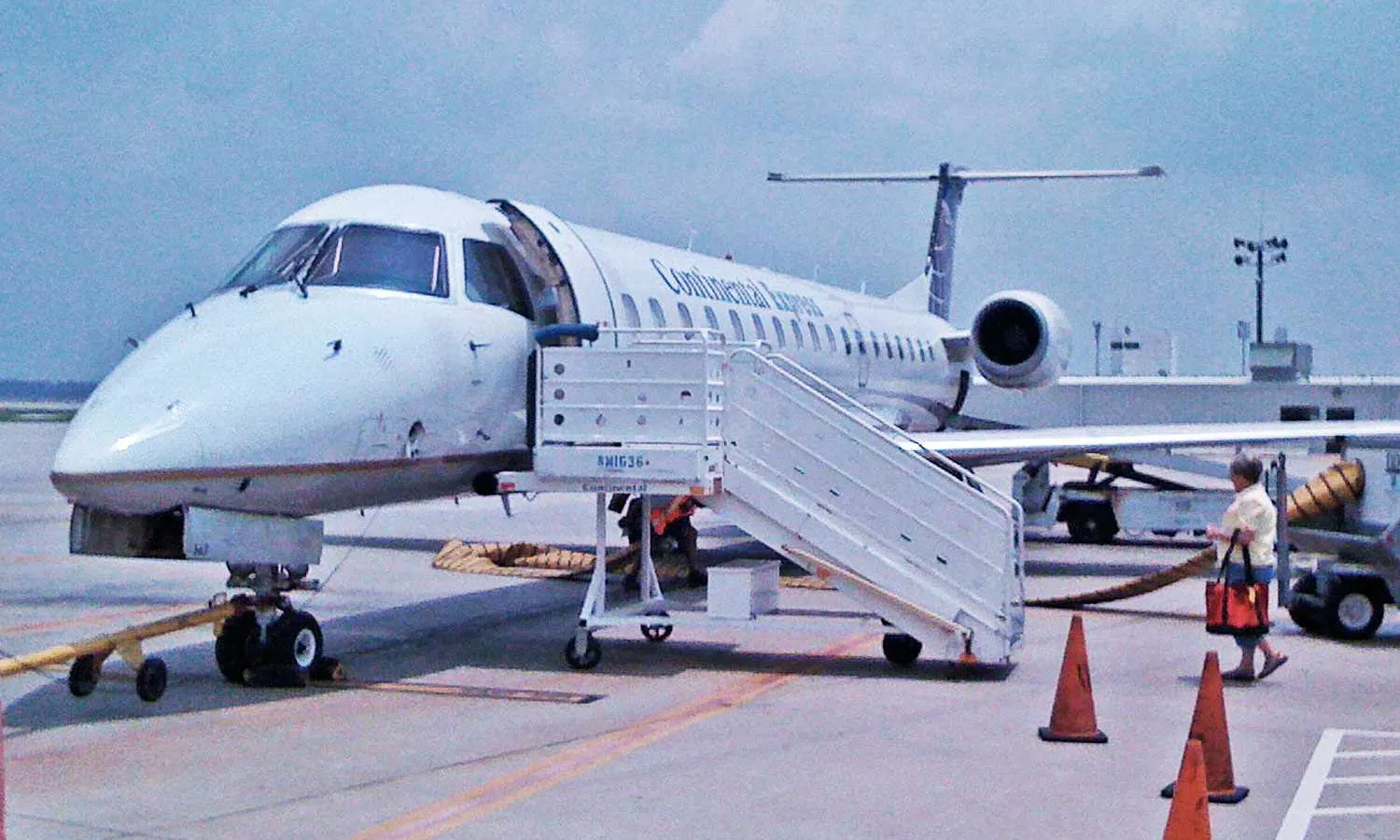 An ERJ 145 with sliding doors (Rafael Marquez/CC)