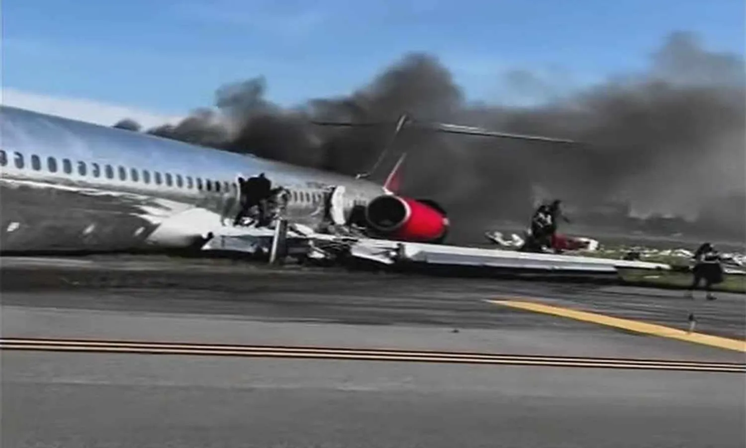 The MD-82 catches fire after landing in Miami 