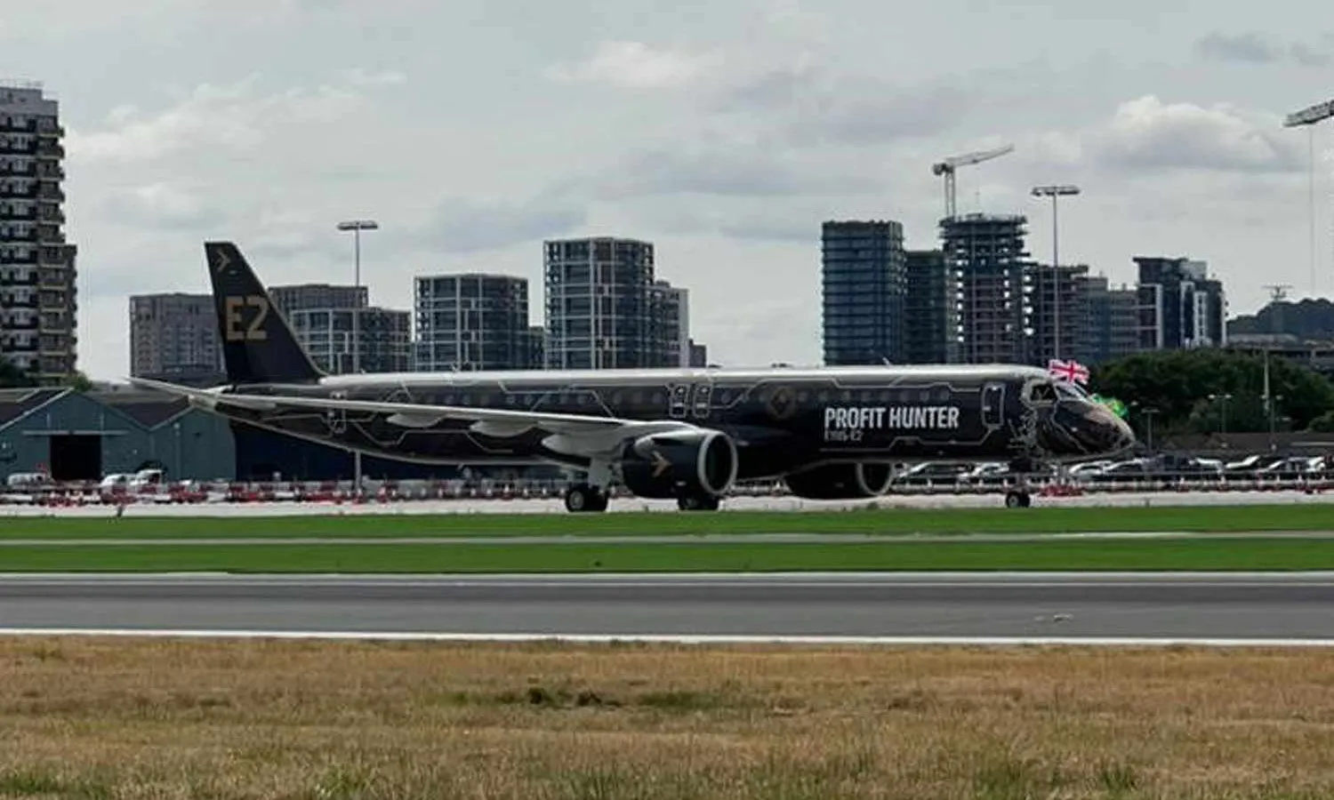 E195-E2 lands at London City Airport (Embraer)