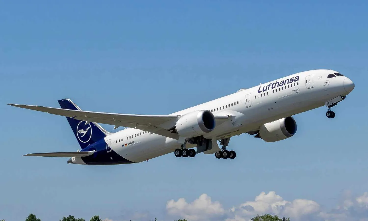 Lufthansa Group selects Starlink to provide high-speed internet across entire fleet
