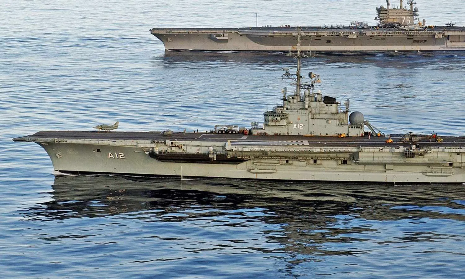 NAe Sao Paulo (A12) and in the foreground, the U.S. Navy carrier USS Ronald Reagan (CVN-76) 
