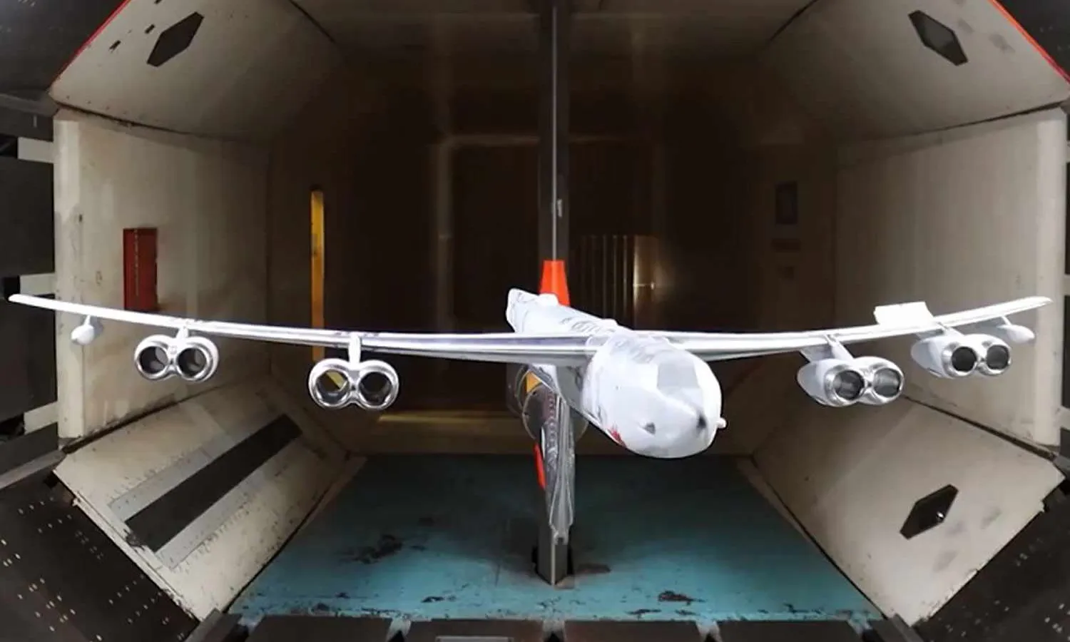 The B-52 model with new nacelles (BOeing)