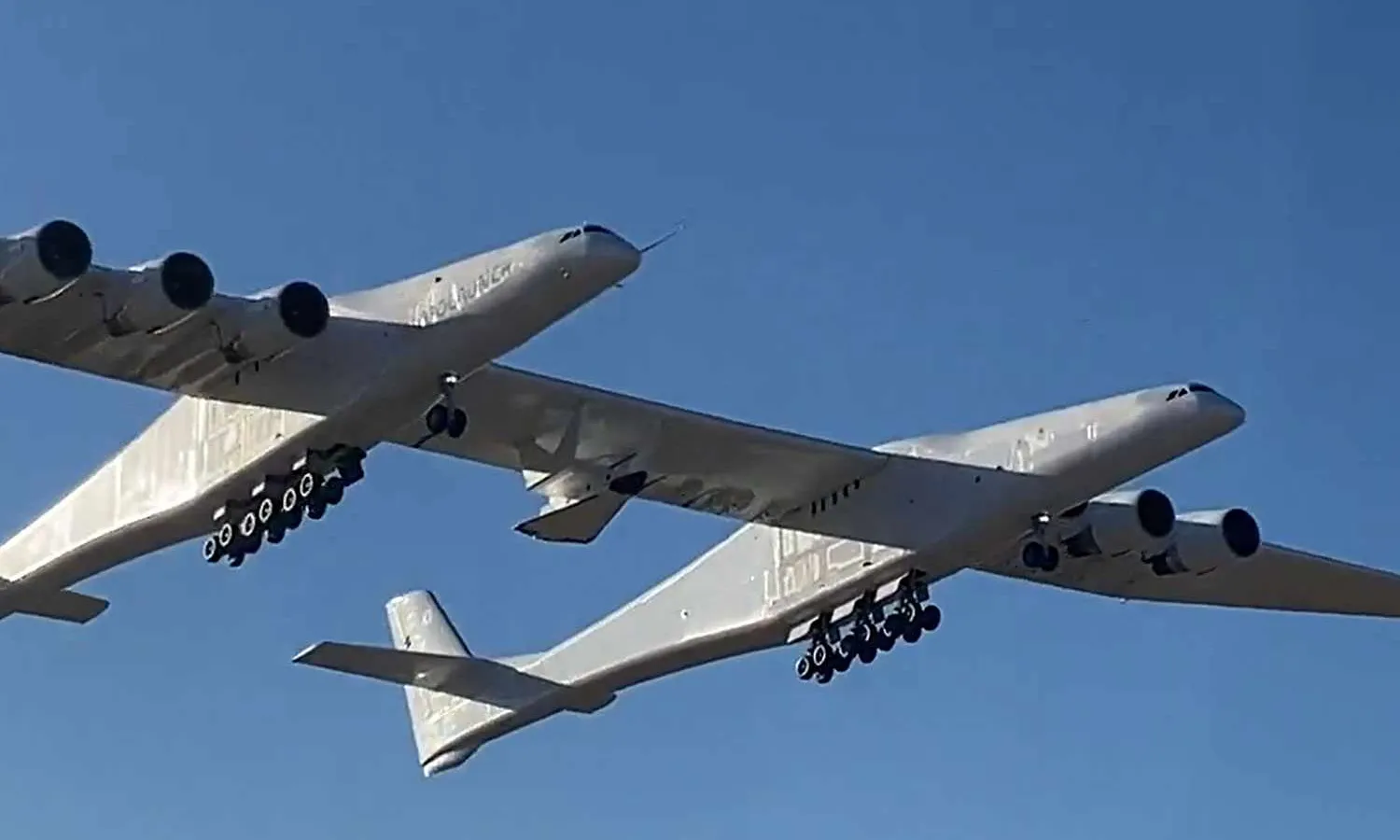 The Roc takes off with the Talon-A hypersonic test vehicle (Stratolaunch)
