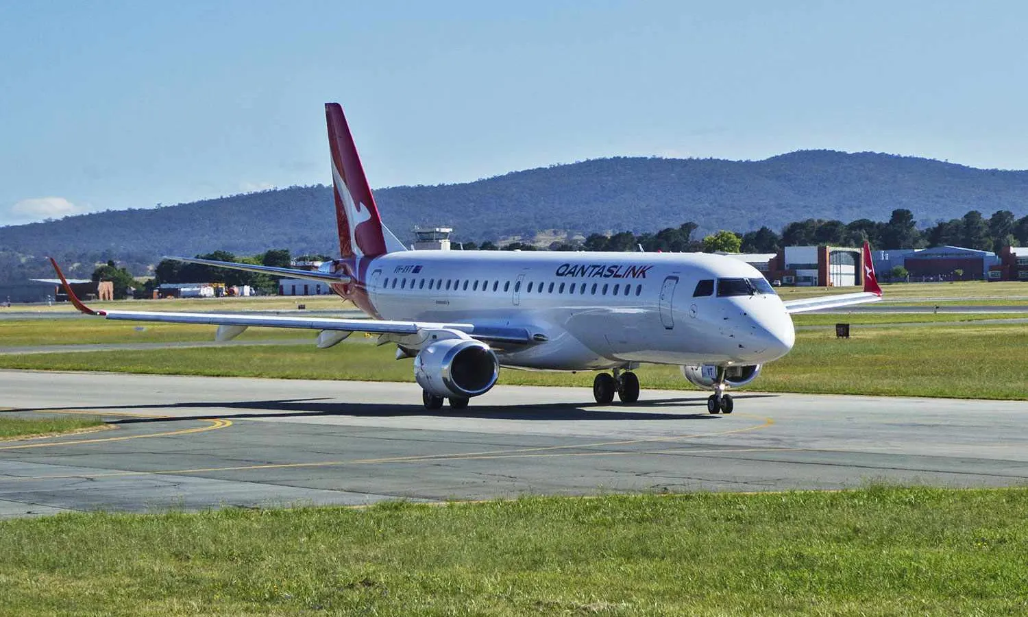 QantasLink E190 (
Sportz Fotos Your Sport Your Photos)