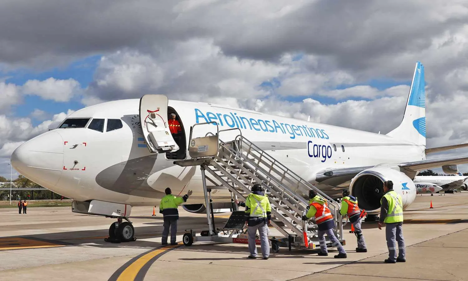 Aerolíneas first Boeing 737-800BCF freighter (AA)