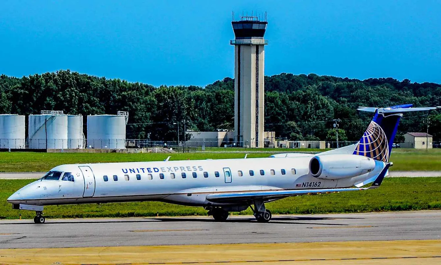 ERJ 145XR N14162: bird strike (Tomás Del Coro)