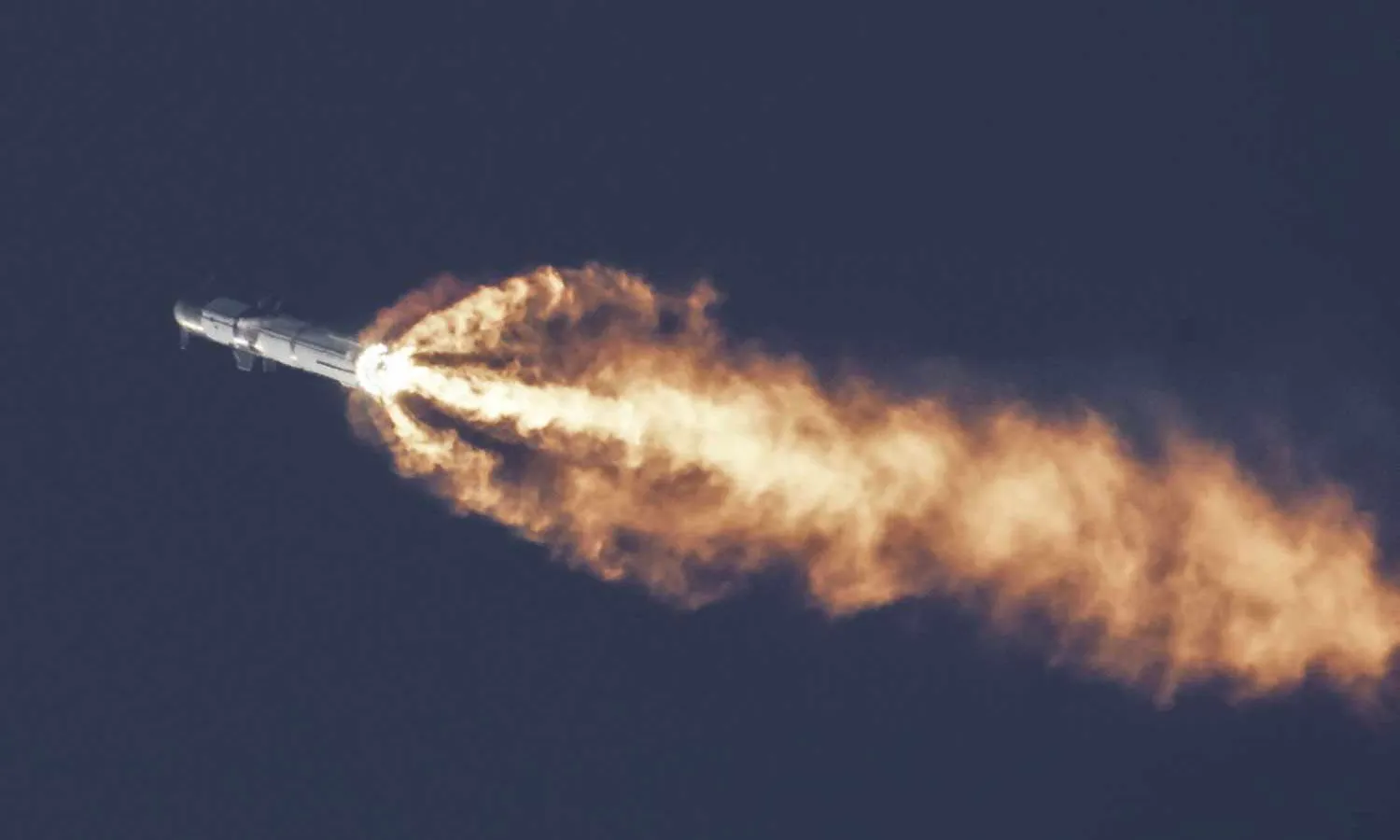 Starship and Super Heavy rocket during the launch (SpaceX)