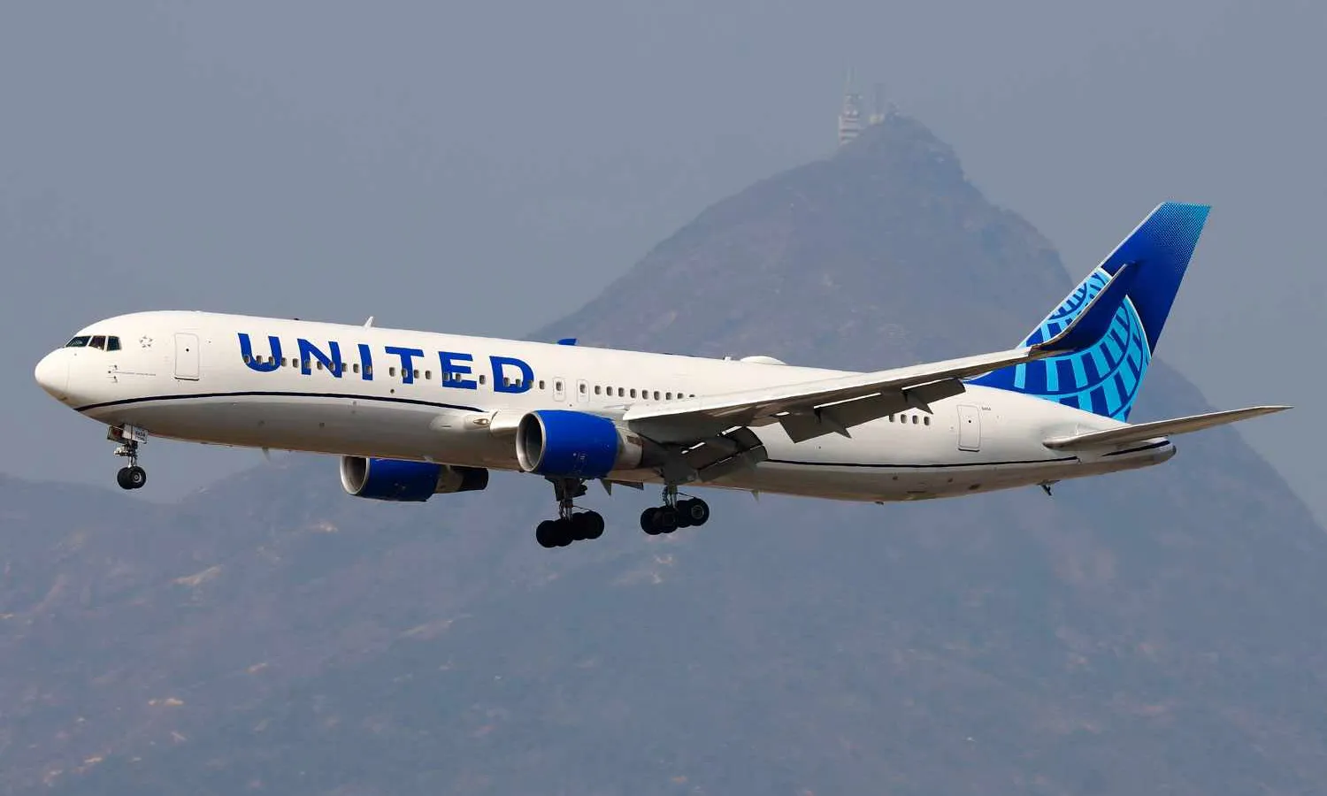 United Airlines Boeing 767-300 (Henry Chow 0516)