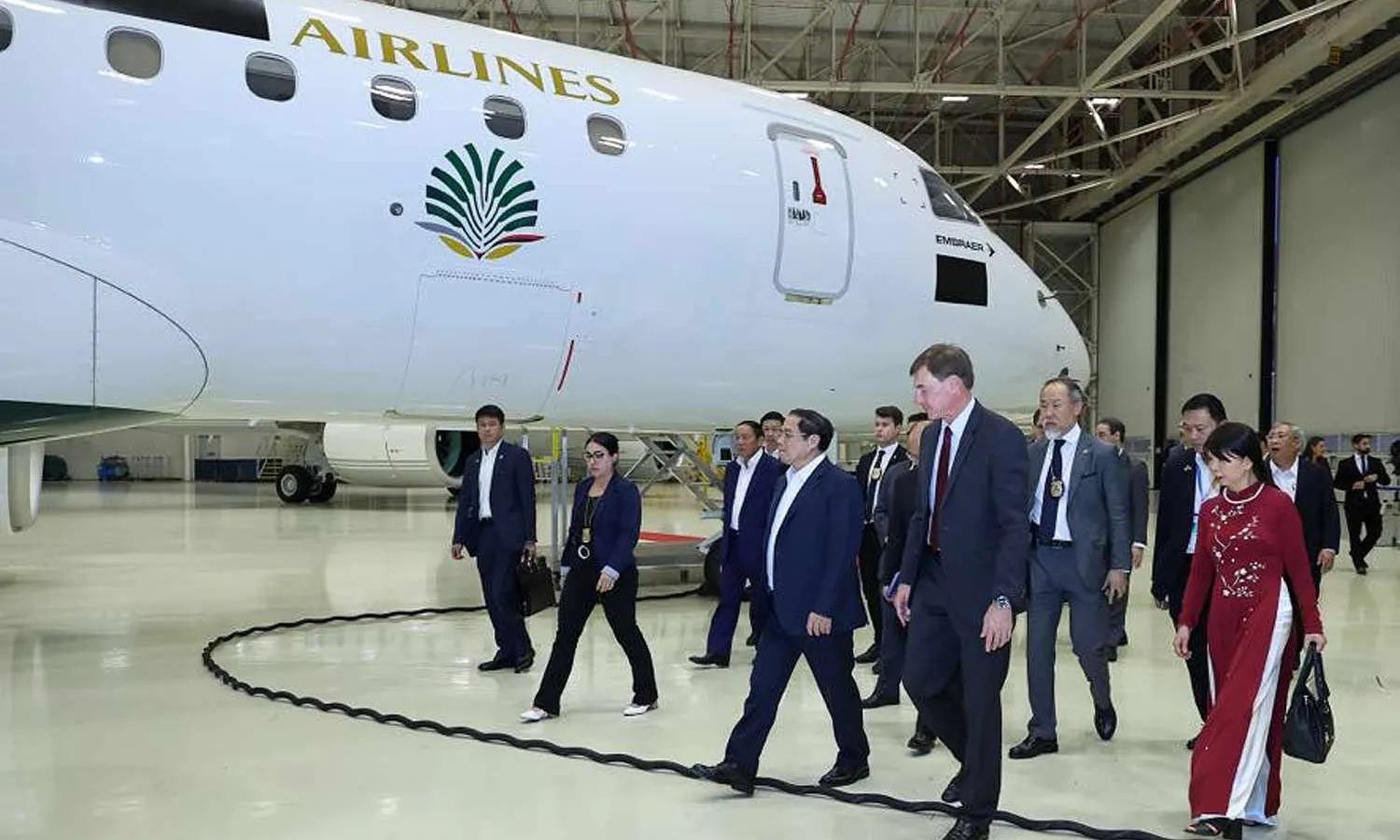 At background, the Madagadcar Airlines E190-E2 (Nhar Bac)