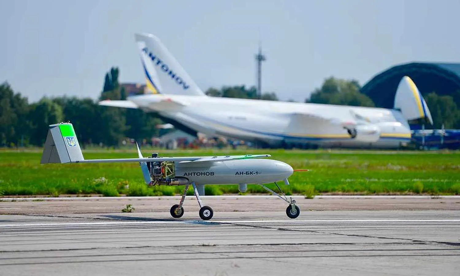 Gorlitsa drone and in the background an An-124