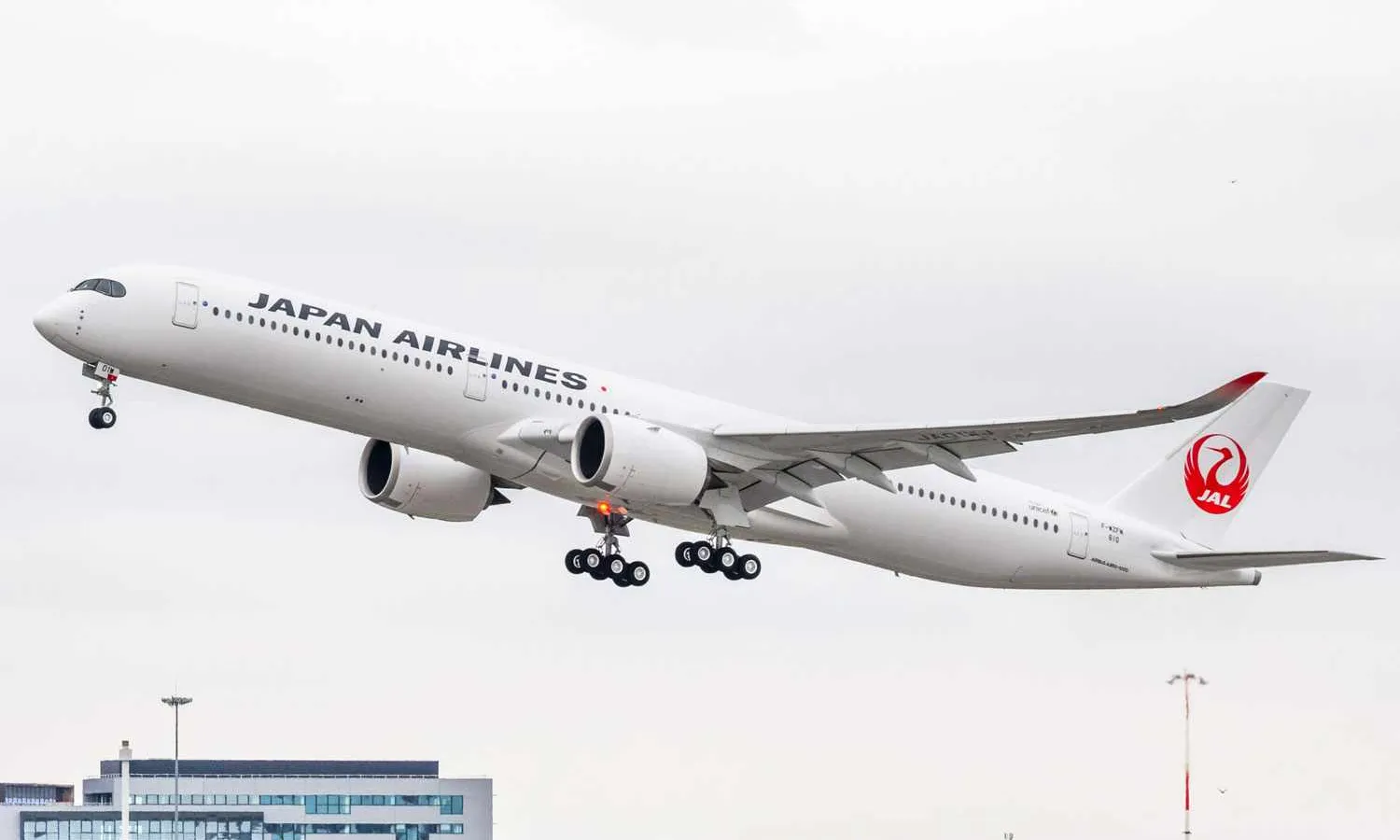 Japan Airlines first Airbus A350-1000 maiden flight (Airbus)