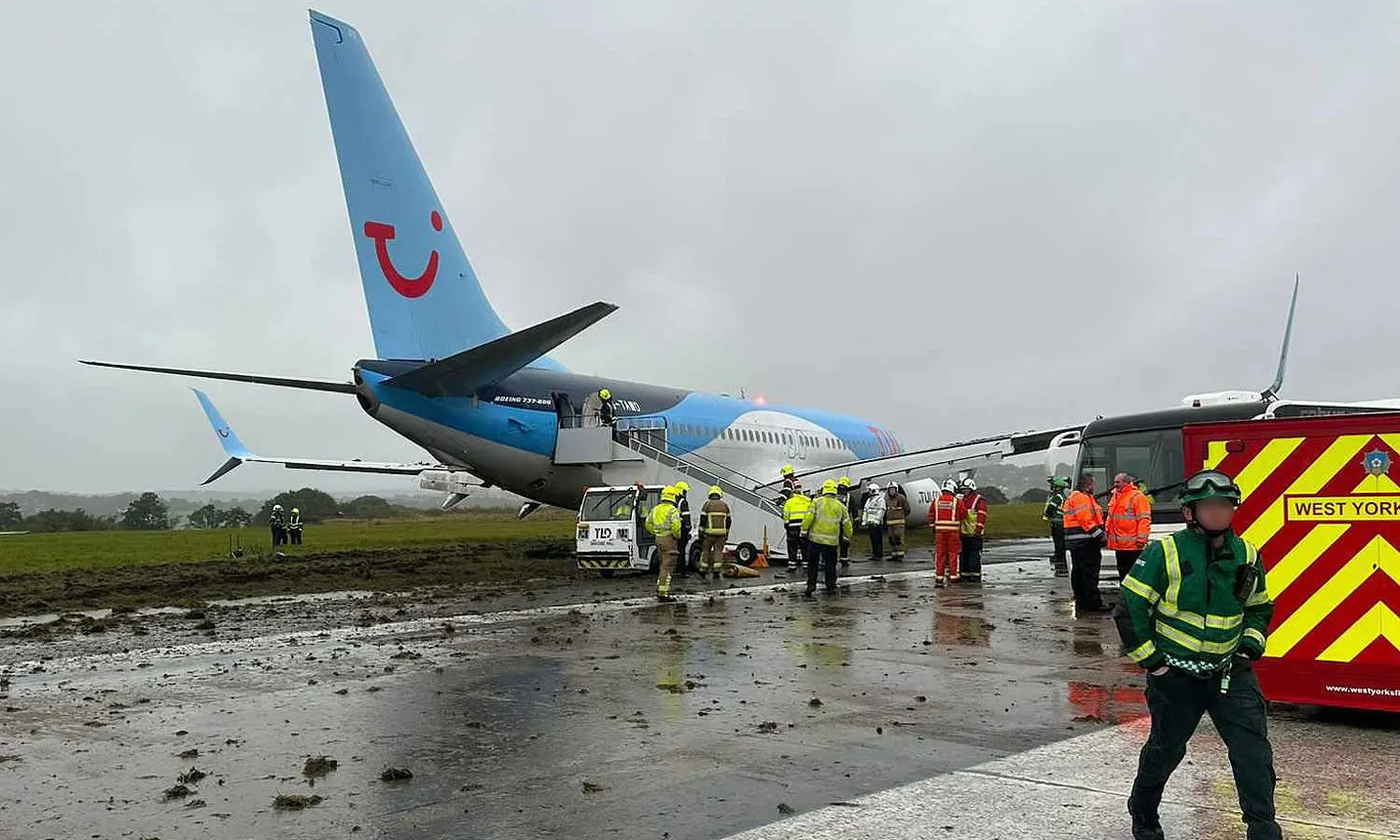 TUI Boeing 737-800 G-TWAD on the grass (Social media)