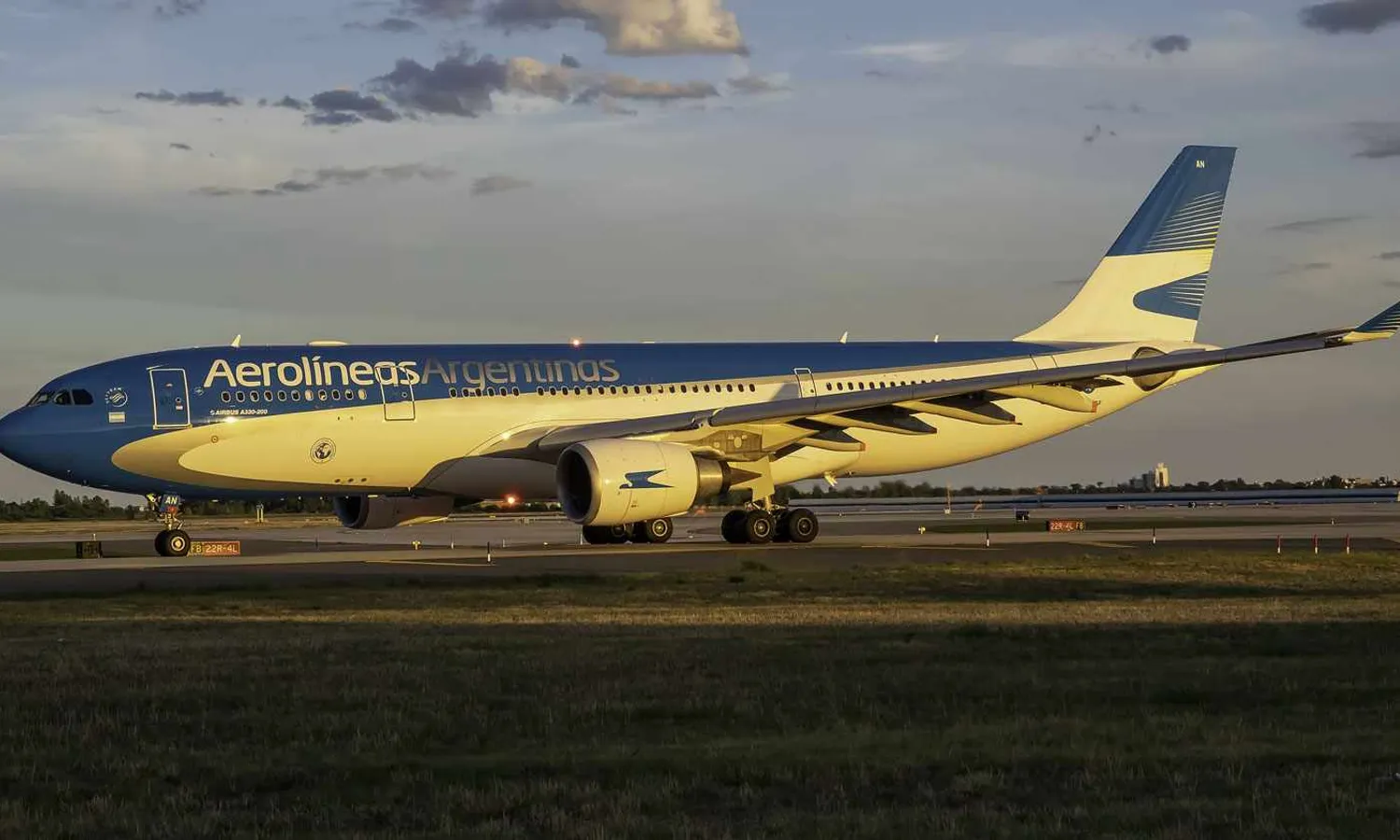 Aerolíneas Argentinas Airbus A330-200 (Mark Bess)