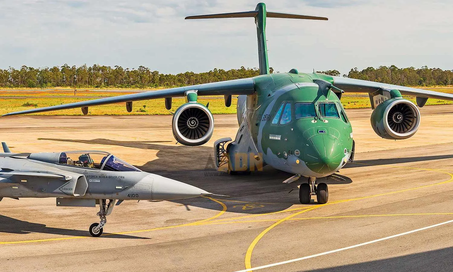 Saab Gripen and the Embraer KC-390 (FAB)