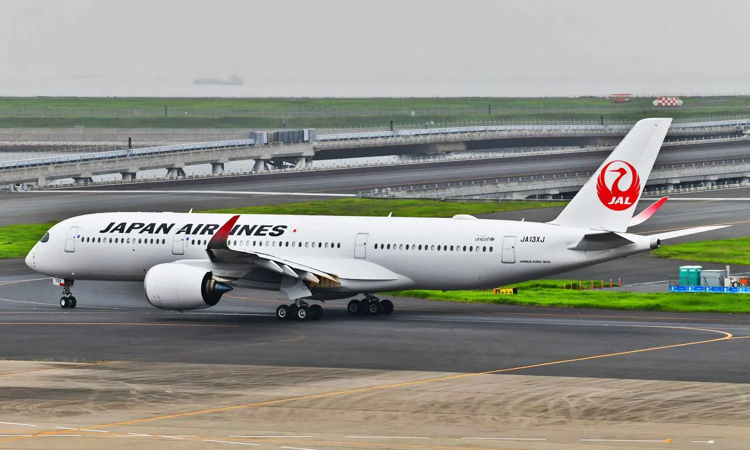 Japan Airlines Airbus A350-900 JA13XJ registration (Steven Byles)