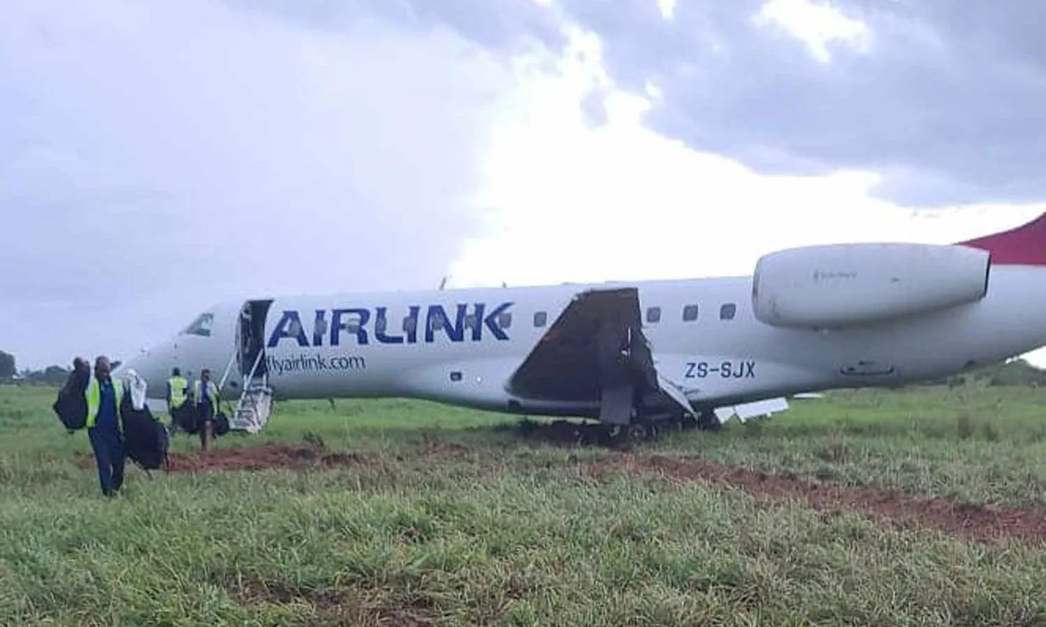 Passengers leave AirLink ERJ-135LR in Mozambique after jet exceeds runway limits (Social media)