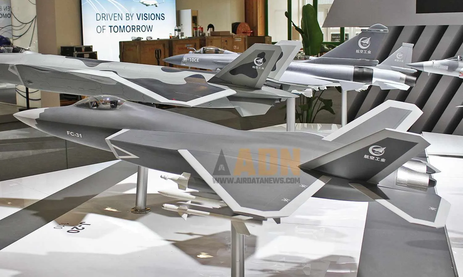 Shenyang FC-31 fighter mock-up (ADN)