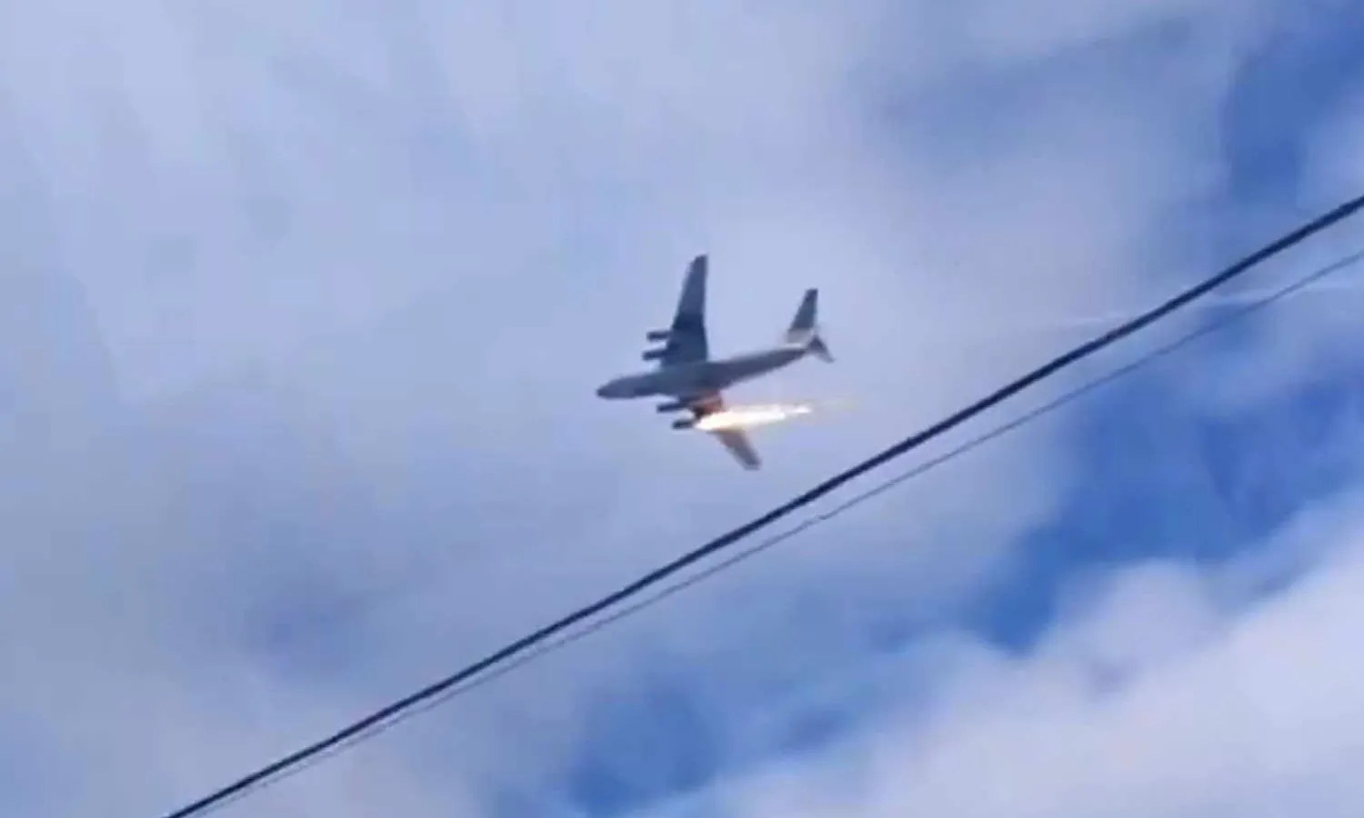 Ilyushin Il-76 with one of the engines on fire (Soci)