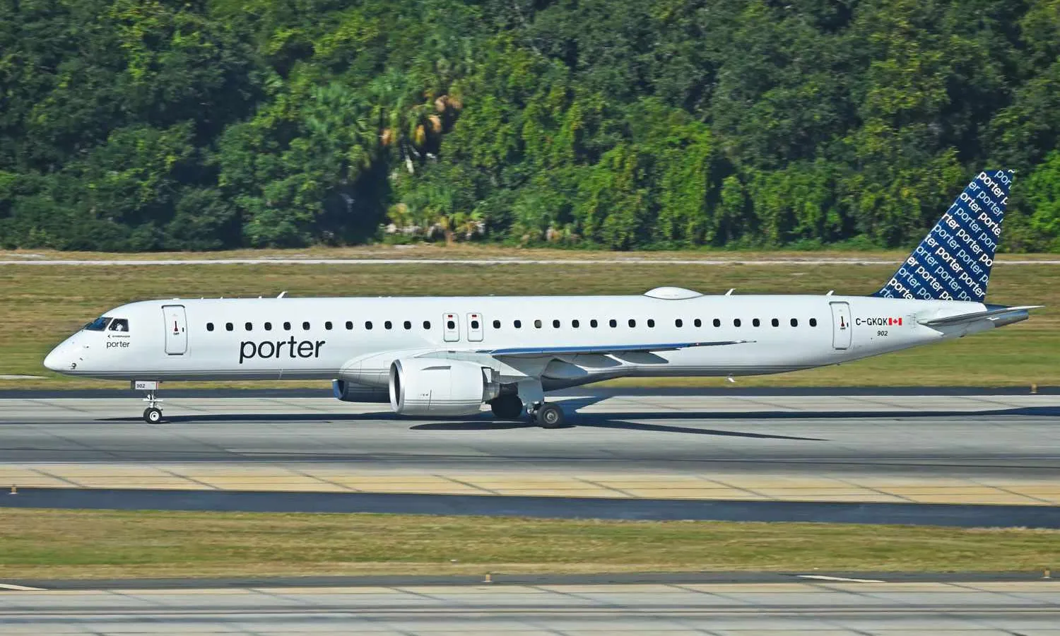 Porter Airlines E195-E2 (Andrew Heneen)