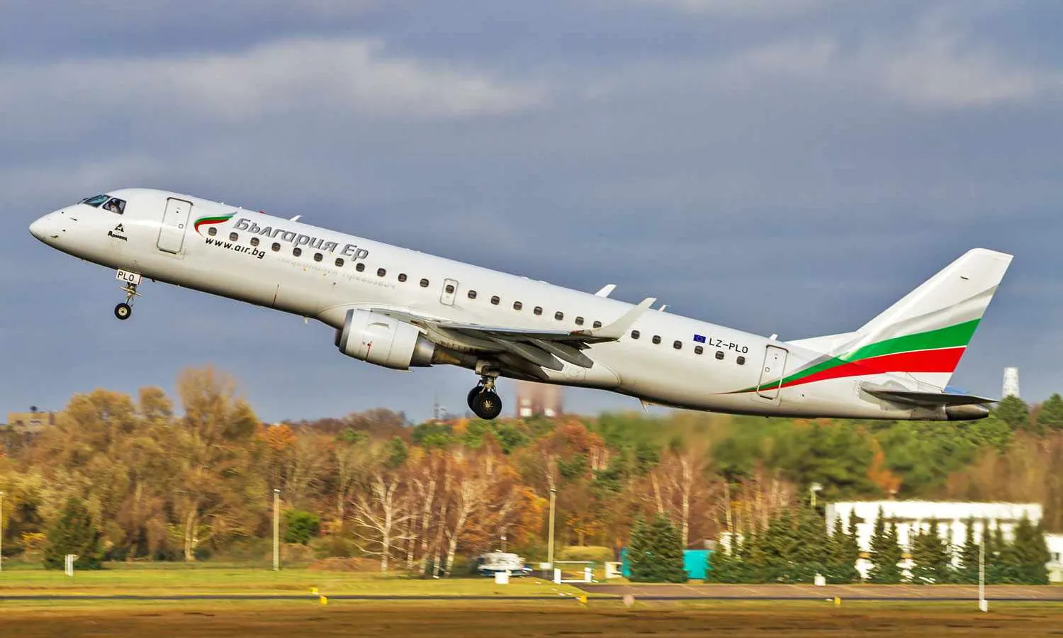 Bulgaria Air Embraer E190 (Matti Blume)
