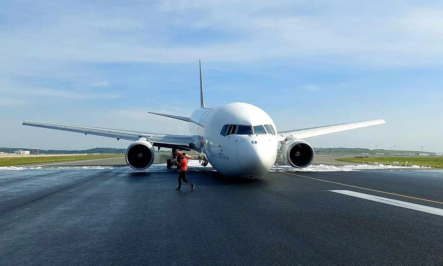 The FedEx Boeing 767F with the front landing gear retracted on the runway at Istanbul Airport (Social media)