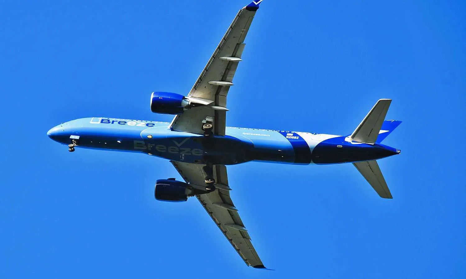 Breeze Airways Airbus A220-300 (Charles/CC)