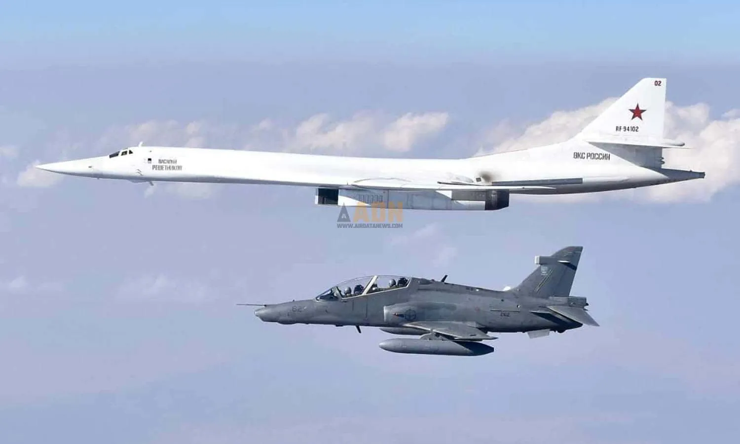 A Russian Tu-160 being escorted by a South African Air Force BAe Hawk in 2019 (SAAF)