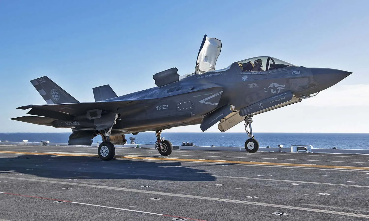 A U.S. Marine Corps F-35B fighter jet lands on the Japanese aircraft carrier JS Kaga (USN)