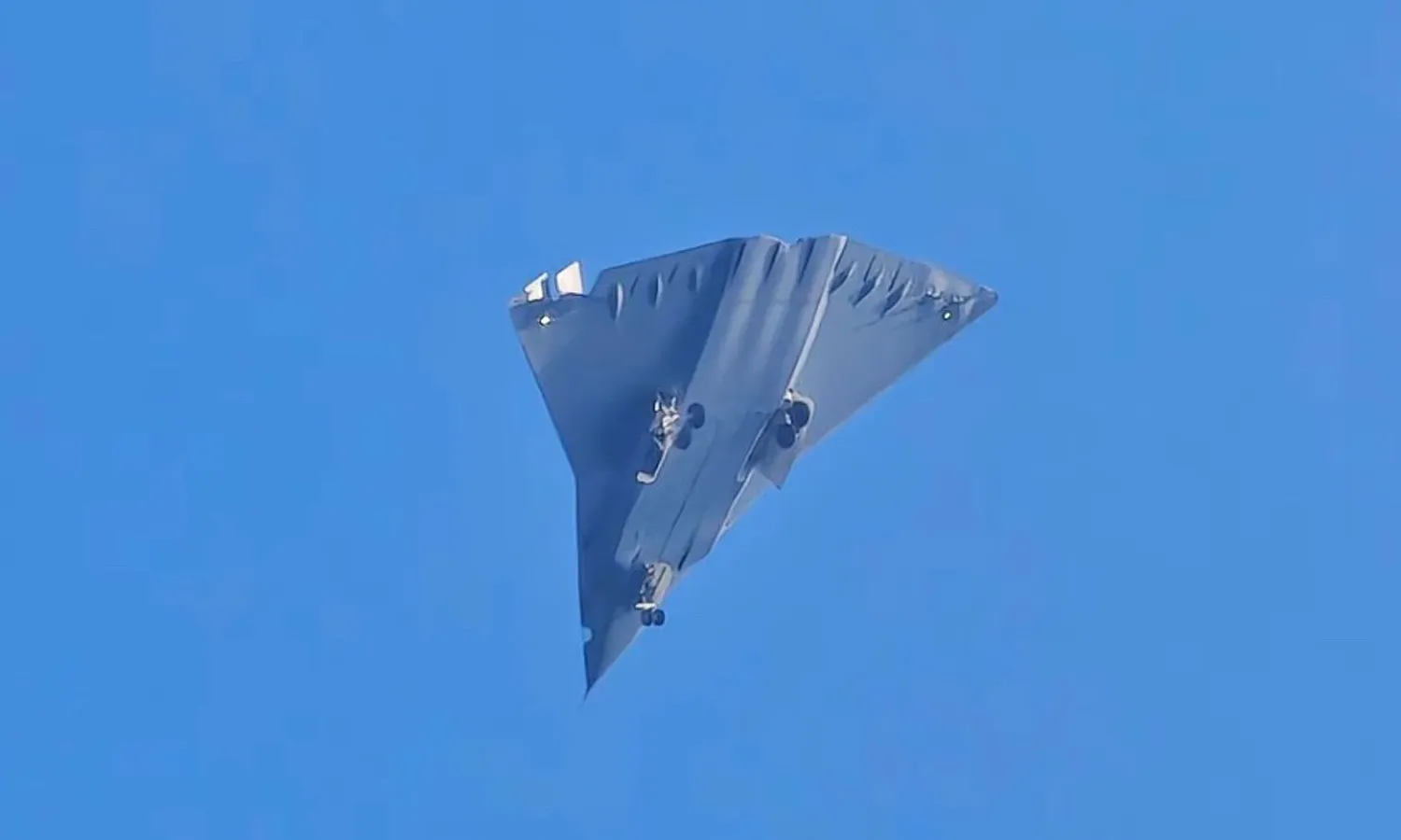 Alleged stealth fighter-bomber from Chengdu ()