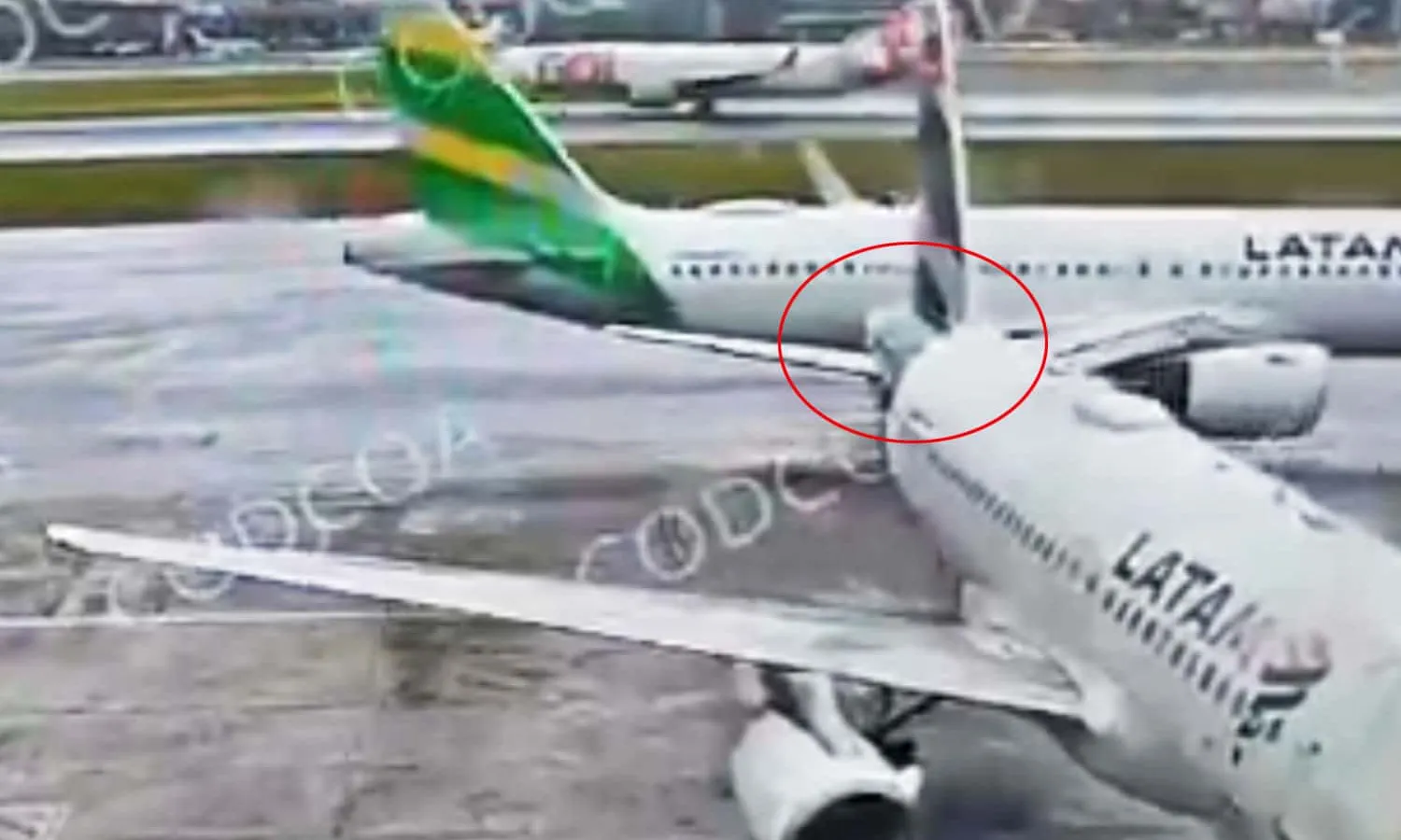 The right wing of the A320neo (in the background) hits the tail cone of the A319 (Social media)