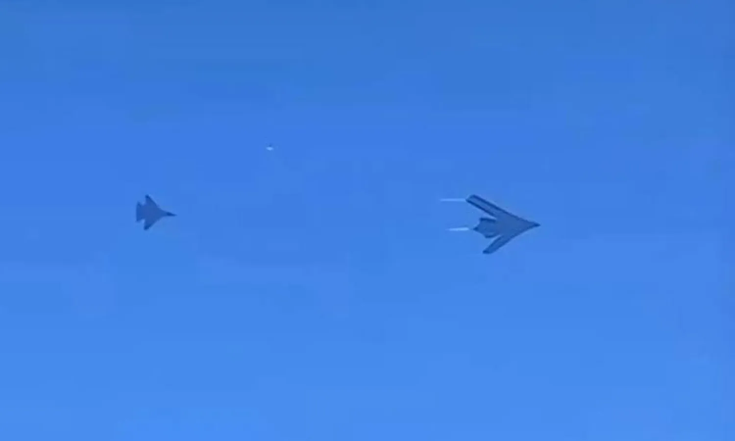 The alleged H-20 stealth bomber flying alongside a J-16 fighter (Social media)