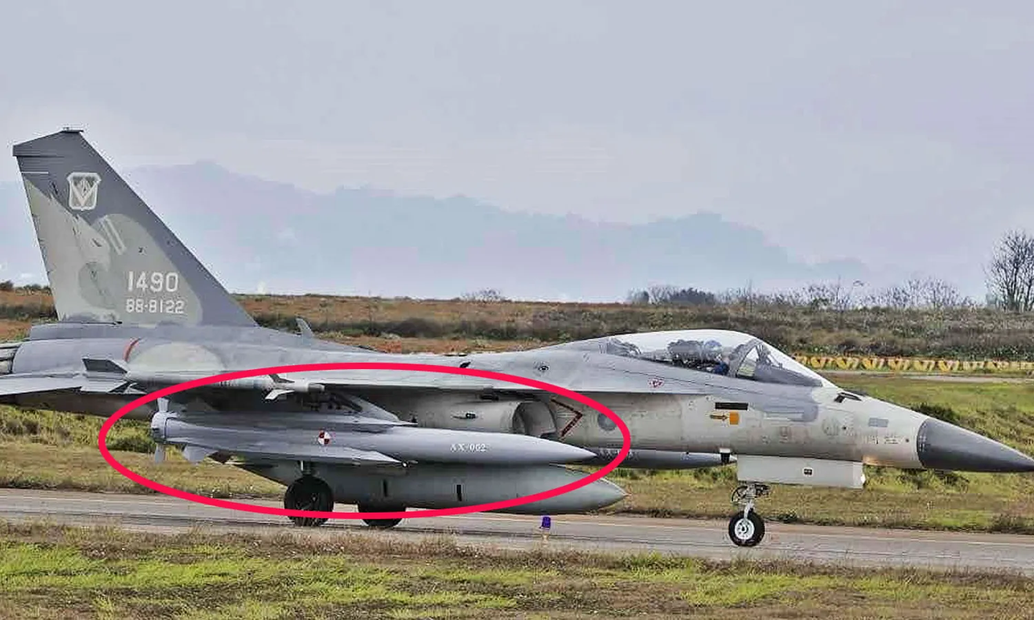 F-CK-1 fighter with an HF3 hypersonic missile (Social media)