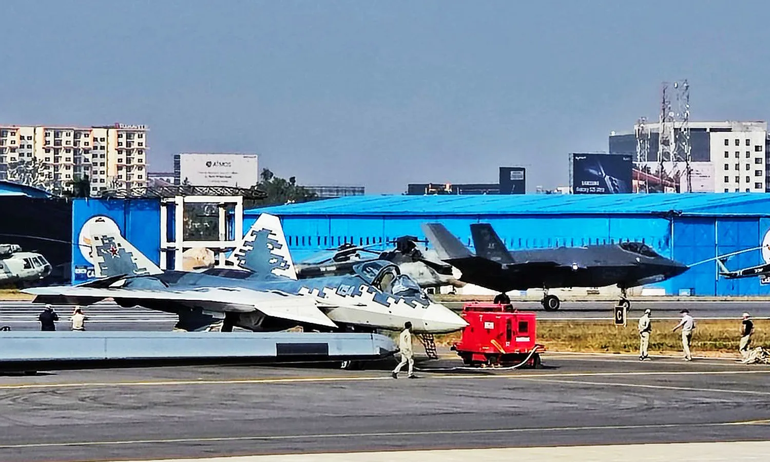 Su-57 fighter and an F-35 landing in the background (ReviewVayu via X)