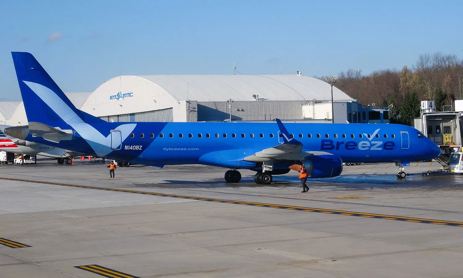 Breeze Airways E195 N140BZ (Charles)