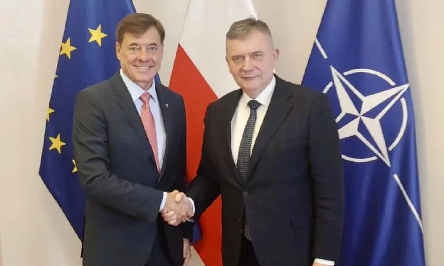 Embraer CEO Francisco Gomes Neto and Poland's Deputy Minister of National Defense Paweł Bejda (PG)